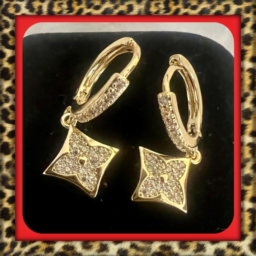 👑✅PRICE FIRM✅14kt Gold Plated Dangle Cubic Zirconia Diamond Earrings. Brand New